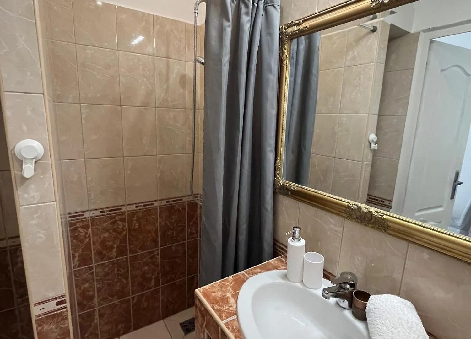 Millionrosesvintage Apartmanhotel Vaci Street Free Airconditioner And Coffee Budapest